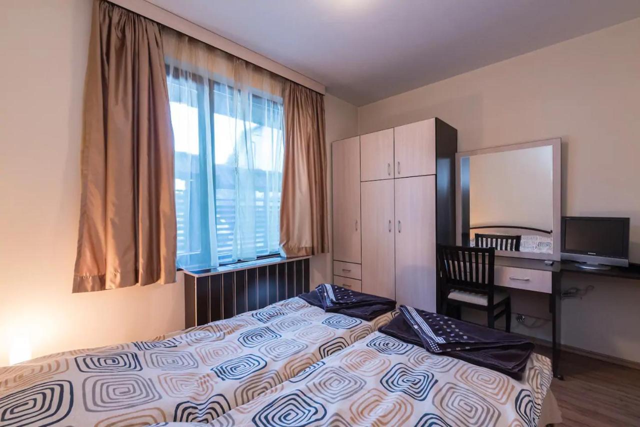 Charming, Fully-Furnished, 2-Bedroom Apartment Бансько Екстер'єр фото